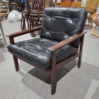 32 · ARMCHAIR