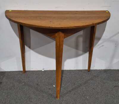 Demi-Lune Console