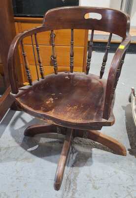 260 · CAPTAINS CHAIR