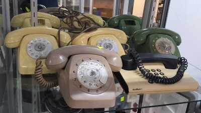 1524 · VINTAGE PHONES