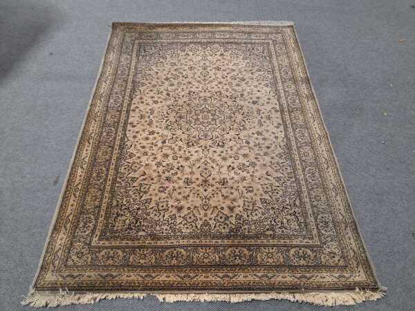 FLOOR RUG