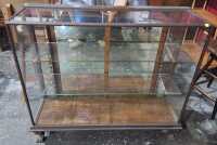 SHOP DISPLAY CABINET