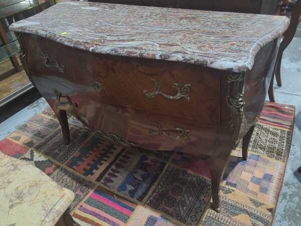 BOMBE COMMODE
