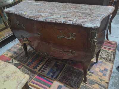 BOMBE COMMODE