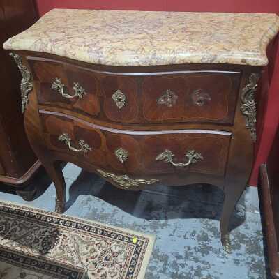 Bombe Commode