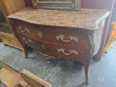 BOMBE COMMODE