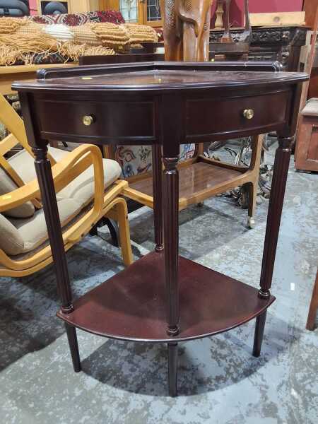 CORNER TABLE