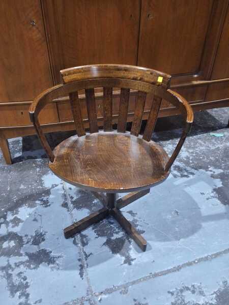 CAPTAINS CHAIR