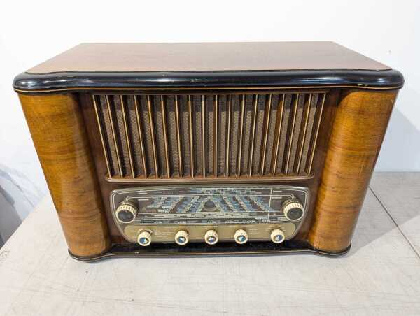 LARGE RADIO