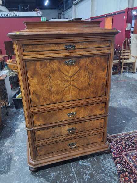 SECRETAIRE
