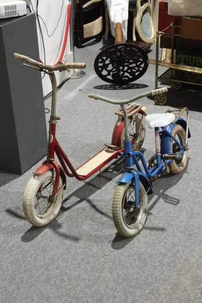 CHILD'S SCOOTER & BIKE