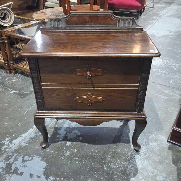 CHEST OF DRAWERS