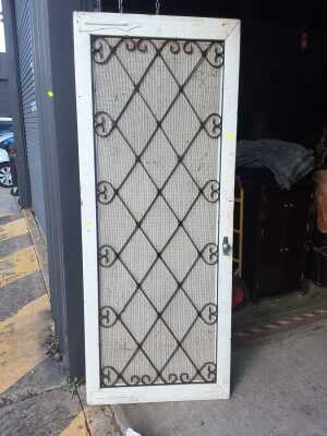 SCREEN DOOR