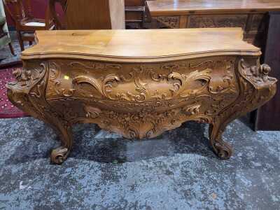Bombe Commode