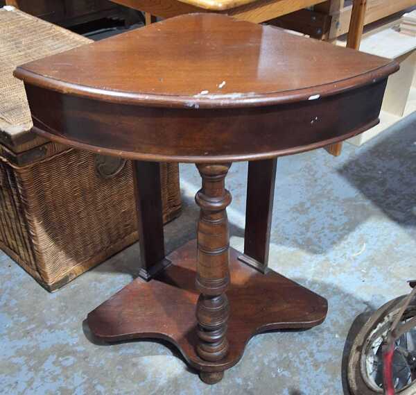 CORNER TABLE