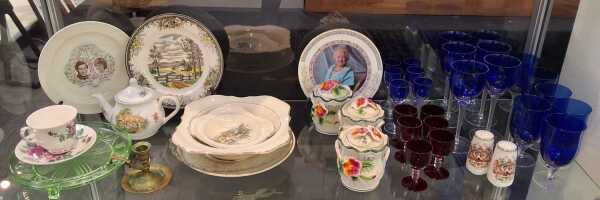 CHINA & GLASSWARE