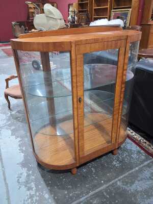 32 · DISPLÀY CABINET