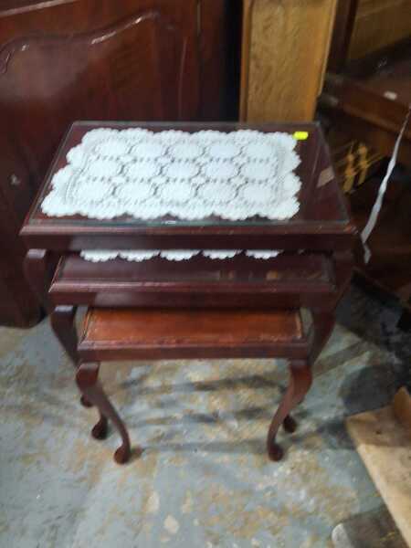 NESTING TABLES