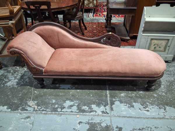 CHAISE LOUNGE