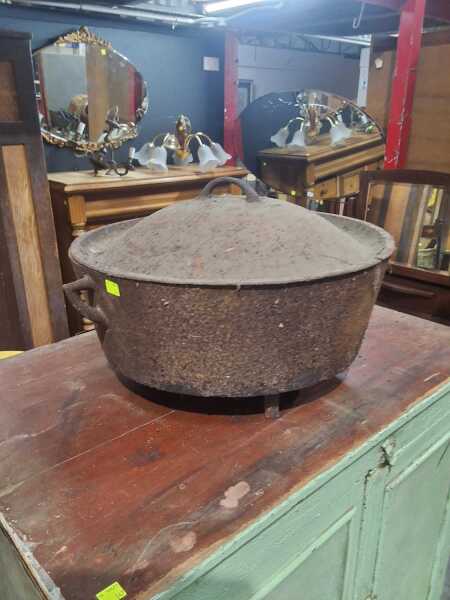 CAST IRON POT