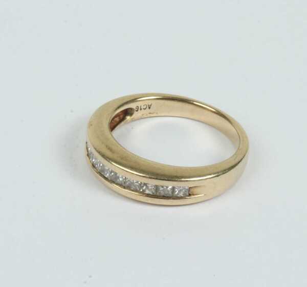 DIAMOND RING