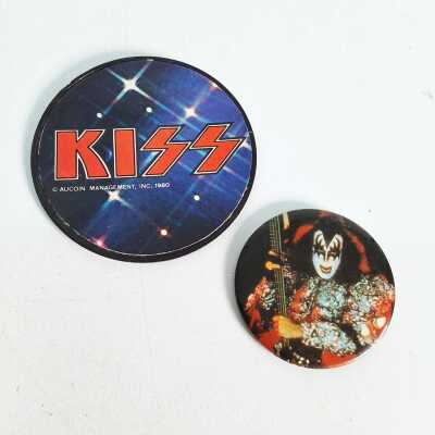 Kiss Badges