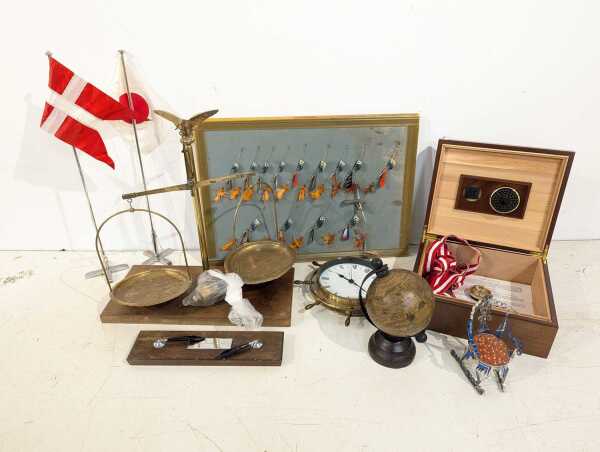 DESK LOT