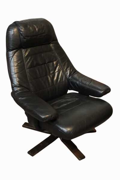 LOUNGE CHAIR