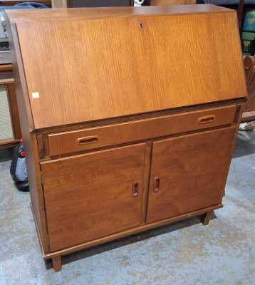 8 · BUREAU DESK
