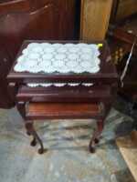 NESTING TABLES