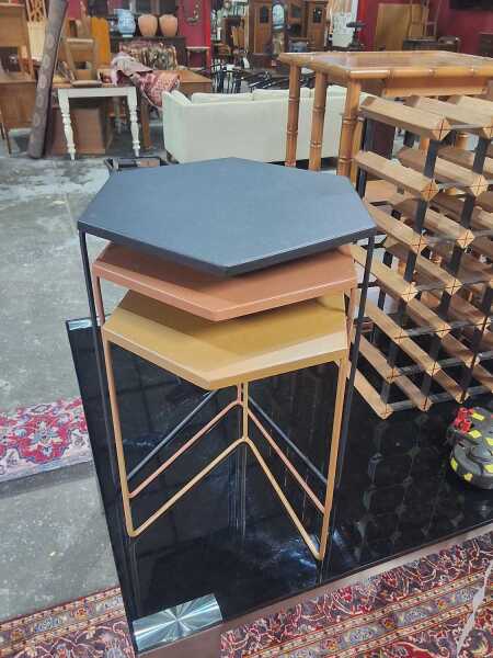 NESTING TABLES