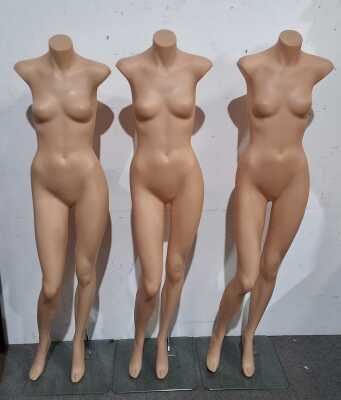 396 · MANNEQUINS