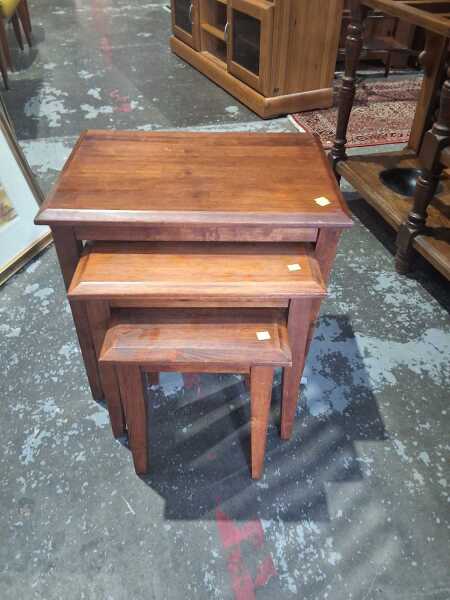 NESTING TABLES