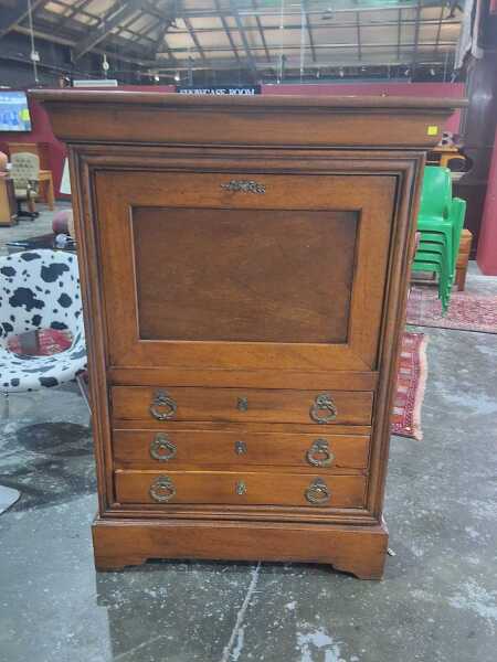 SECRETAIRE
