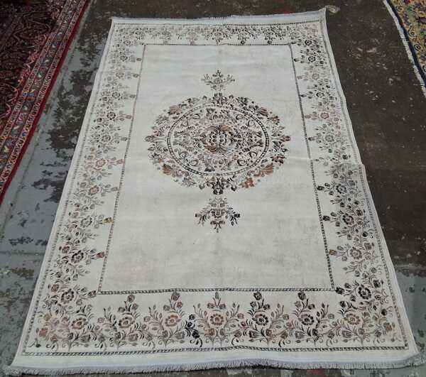 FLOOR RUG