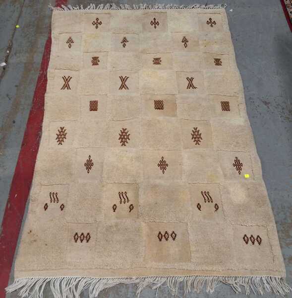 FLOOR RUG