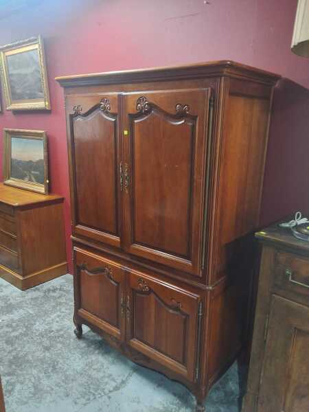 TELEVISION CABINET