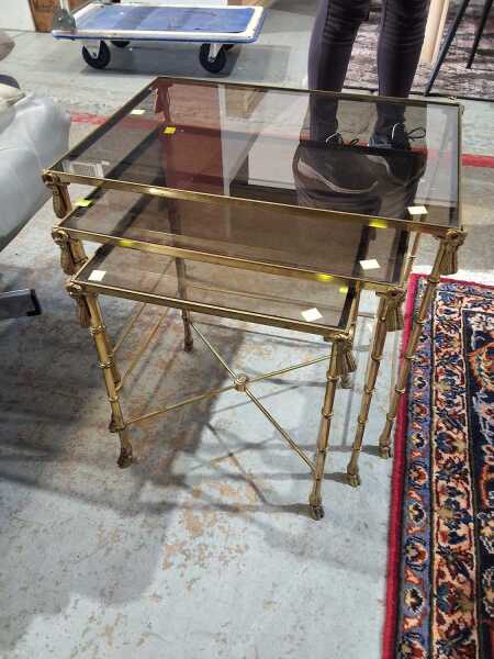 NESTING TABLES