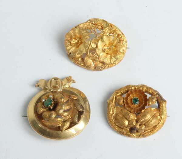 BROOCHES