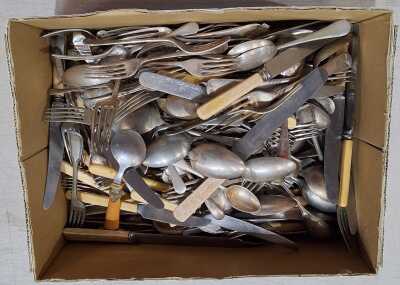 1301 · ASSORTED CUTLERY