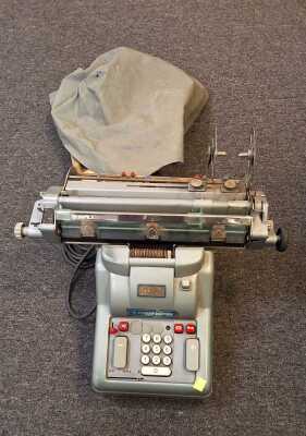 1332 · VINTAGE TYPEWRITER