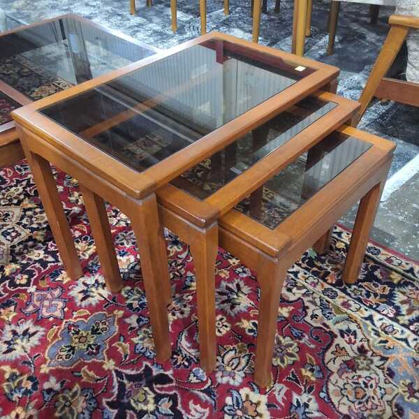 NESTING TABLES