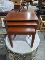 NESTING TABLES