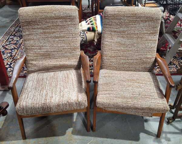LOUNGE CHAIRS