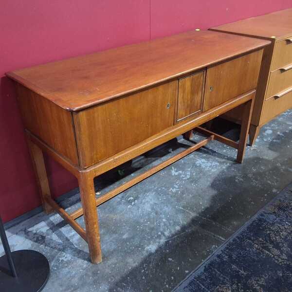 HALL CONSOLE