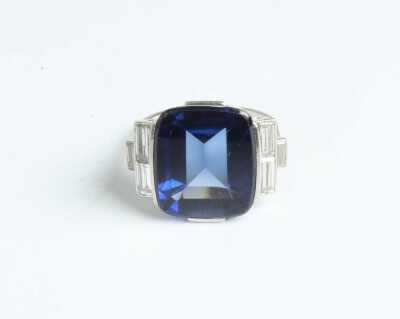 1002 · SAPPHIRE & DIAMOND RING