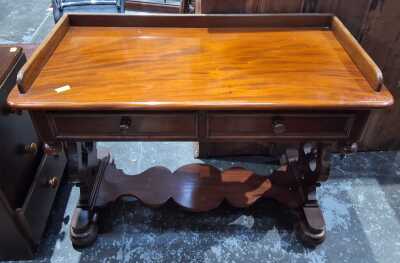 174 · CONSOLE TABLE