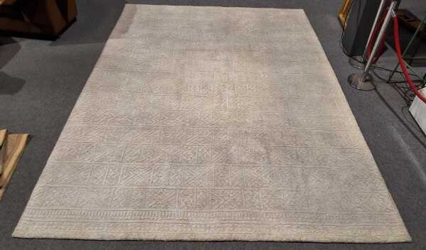 FLOOR RUG