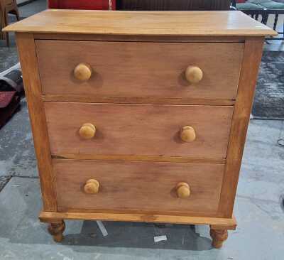 126 · CHEST OF DRAWERS