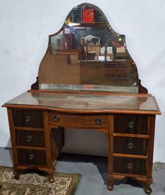 413 · KNEEHOLE DRESSING TABLE